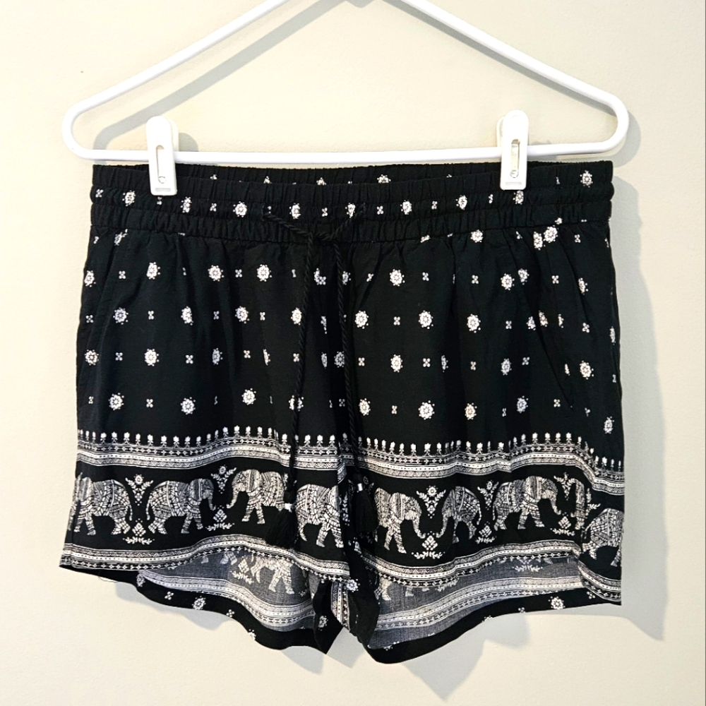 Old Navy Elephant Print Shorts Size Medium in Black and Cream